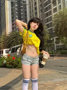 TikToker Bao Khuyen Susan rocks sporty street style with a Brazil jersey and slim waist - image 3