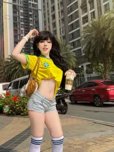 TikToker Bao Khuyen Susan rocks sporty street style with a Brazil jersey and slim waist - image 4