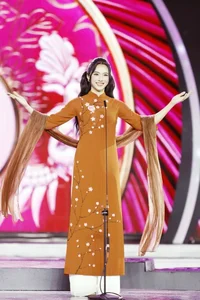 Elegant Evening Gowns: Top 15 Finalists Shine at the Miss Vietnam Beauty Pageant Gallery - image 8