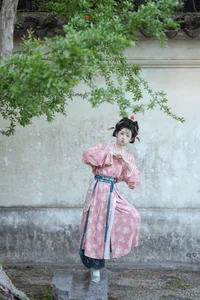 YiTuYu Art Language Vol.10251 Featuring Tian Xin Ya Ya: A Stunning 18-Photo Portrait Collection of Elegant Photography - image 2