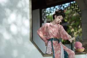 YiTuYu Art Language Vol.10251 Featuring Tian Xin Ya Ya: A Stunning 18-Photo Portrait Collection of Elegant Photography - image 6