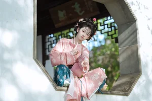 YiTuYu Art Language Vol.10251 Featuring Tian Xin Ya Ya: A Stunning 18-Photo Portrait Collection of Elegant Photography - image 16