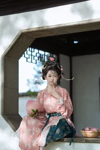 YiTuYu Art Language Vol.10251 Featuring Tian Xin Ya Ya: A Stunning 18-Photo Portrait Collection of Elegant Photography - image 13