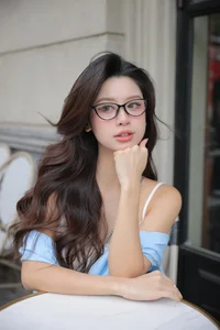 Influencer Han Hang Returns with a Bold New Look Following Her Marriage - image 1