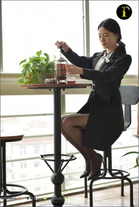 IESS Puhui 045 Xiao Liu: Sophisticated Style in Black Silk and Trench Coats - image 21