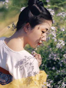 The Art of Seasonal Transitions: Embracing Early Summer with Tu Ya W - image 3