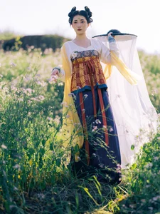 The Art of Seasonal Transitions: Embracing Early Summer with Tu Ya W - image 12