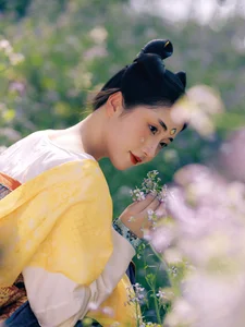 The Art of Seasonal Transitions: Embracing Early Summer with Tu Ya W - image 8