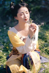 The Art of Seasonal Transitions: Embracing Early Summer with Tu Ya W - image 4