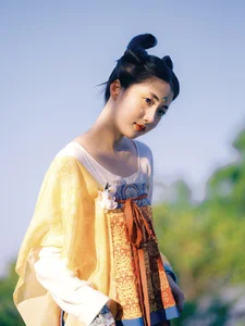 The Art of Seasonal Transitions: Embracing Early Summer with Tu Ya W - image 9