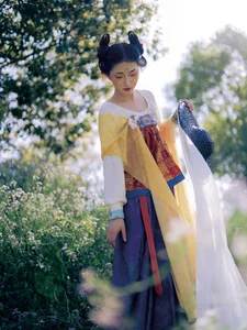 The Art of Seasonal Transitions: Embracing Early Summer with Tu Ya W - image 2