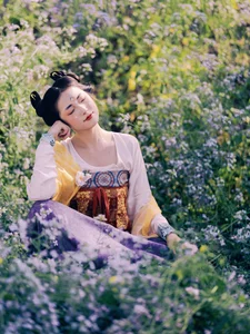 The Art of Seasonal Transitions: Embracing Early Summer with Tu Ya W - image 5