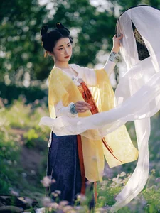 The Art of Seasonal Transitions: Embracing Early Summer with Tu Ya W - image 1