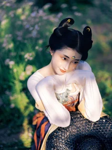 The Art of Seasonal Transitions: Embracing Early Summer with Tu Ya W - image 0
