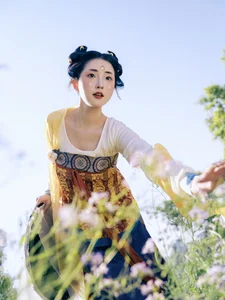 The Art of Seasonal Transitions: Embracing Early Summer with Tu Ya W - image 10