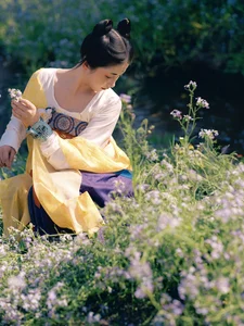 The Art of Seasonal Transitions: Embracing Early Summer with Tu Ya W - image 13