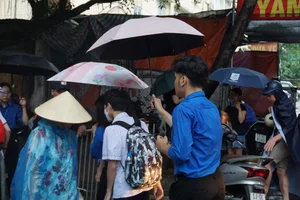 Memorable Moments from the 10th Grade Entrance Exams in Hanoi - image 4