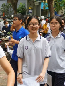 Memorable Moments from the 10th Grade Entrance Exams in Hanoi - image 14