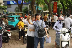 Memorable Moments from the 10th Grade Entrance Exams in Hanoi - image 1