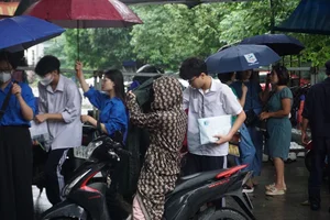 Memorable Moments from the 10th Grade Entrance Exams in Hanoi - image 8