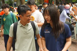 Memorable Moments from the 10th Grade Entrance Exams in Hanoi - image 11