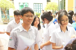 Memorable Moments from the 10th Grade Entrance Exams in Hanoi - image 7