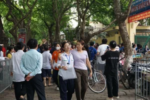 Memorable Moments from the 10th Grade Entrance Exams in Hanoi - image 12