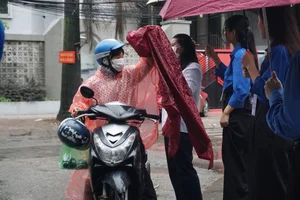 Memorable Moments from the 10th Grade Entrance Exams in Hanoi - image 3