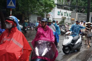Memorable Moments from the 10th Grade Entrance Exams in Hanoi - image 10