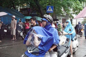 Memorable Moments from the 10th Grade Entrance Exams in Hanoi - image 9