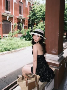 Chic Summer Travel Inspiration: Elegant Beach Style and Luxury Resort Aesthetics for Your Next Tropical Getaway - image 4