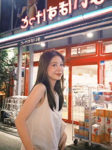 Man Tien Showcases Elegant Sophistication and Radiant Off-Shoulder Fashion - image 1