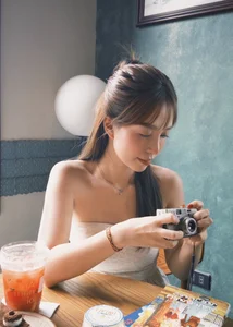 Man Tien Showcases Elegant Sophistication and Radiant Off-Shoulder Fashion - image 0