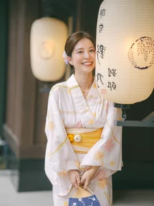 Man Tien Showcases Elegant Sophistication and Radiant Off-Shoulder Fashion - image 3