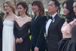 Song Hye Kyo and Li Bingbing Stun Fans with Iconic Visual Interaction at High-Profile Fashion Event - image 3