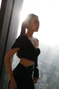 Huyen Lizzie Stuns with Alluring Slender Back and Elegant Fashion Style - image 10