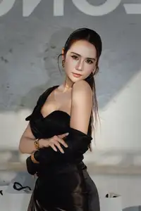 Huyen Lizzie Stuns with Alluring Slender Back and Elegant Fashion Style - image 1