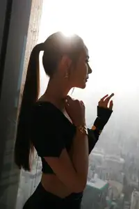 Huyen Lizzie Stuns with Alluring Slender Back and Elegant Fashion Style - image 4