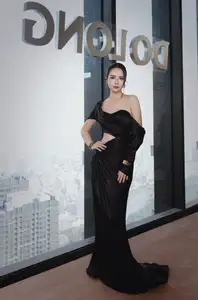 Huyen Lizzie Stuns with Alluring Slender Back and Elegant Fashion Style - image 9