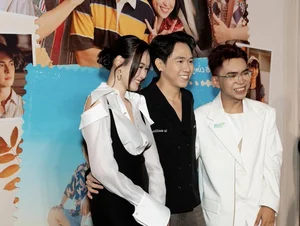 Vietnamese Comedian Anh Duc and Fiancée Anh Pham Shine on the Red Carpet: A Look at Their Romantic Public Appearance - image 3