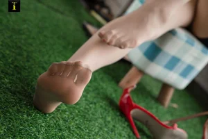 IESS Feather West Sister Series: Playful and Elegant Legwear Fashion Gallery - image 4