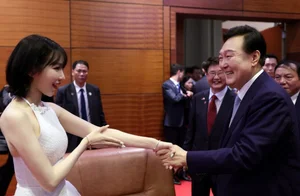 The Graceful Performer: A Close Look at the Beauty Who Sang for the South Korean Presidential Couple - image 5