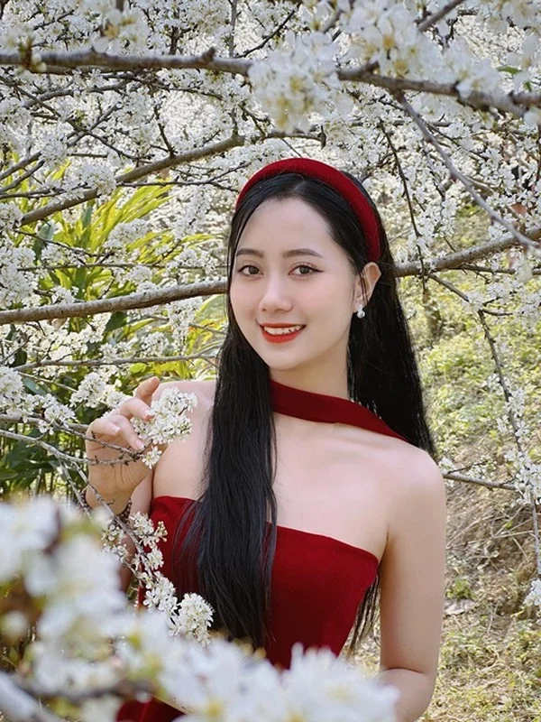 Stunning S-Line Beauty Competes for the Miss Vietnam 2024 Crown
