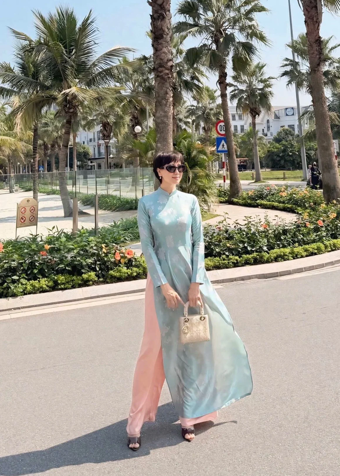 The Stunning U50 Beauty of Doan Van Hau’s Mother-in-Law in Traditional Vietnamese Ao Dai