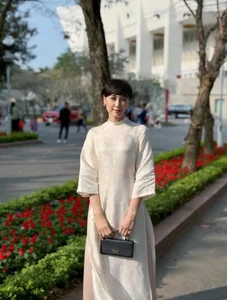 The Stunning U50 Beauty of Doan Van Hau’s Mother-in-Law in Traditional Vietnamese Ao Dai - image 4