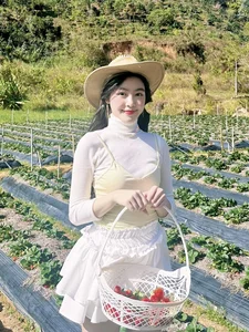The Rising Stars of Vietnam: A Look at the Captivating Beauty of Quyen Linh’s Daughters - image 12