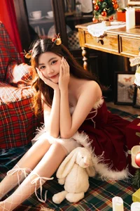 The Rising Stars of Vietnam: A Look at the Captivating Beauty of Quyen Linh’s Daughters - image 3