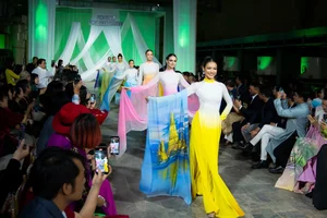 International Beauties Showcase the Timeless Elegance of Vietnamese Silk Ao Dai in Stunning Fashion Gallery - image 0