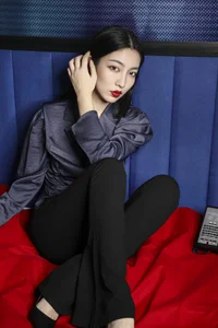 YiTuYu Art Language Vol.4512: Captivating Visuals and Modern Style with Bei Ji - image 5