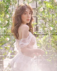 Elly Tran Captivates Fans with Bold and Elegant Fashion Choices in Recent Photoshoot - image 4
